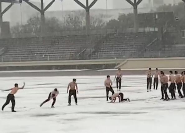 高校男生在雪中光膀子打雪仗 这才是青春该有的样子